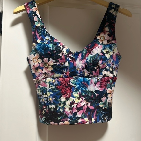 Guess crop top nwt - Picture 1 of 3